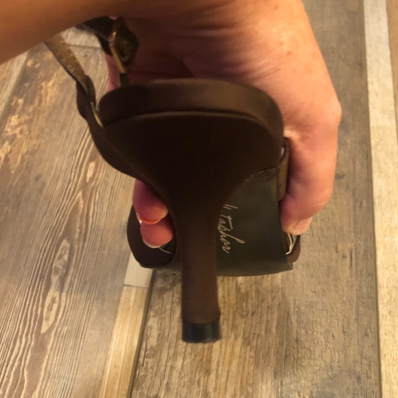 EUC!  Fashion Low Heel w/ brown stone detail. - Picture 4 of 13